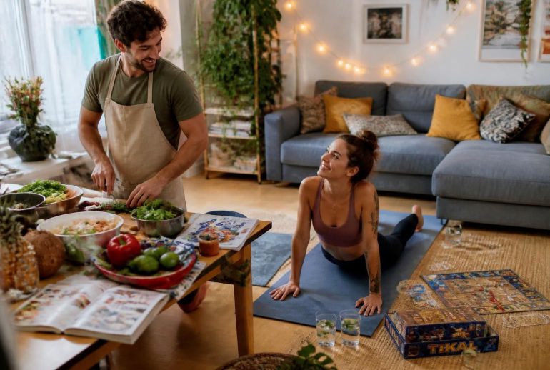 découvrez des idées d'activités de couple originales à réaliser facilement chez vous pour renforcer votre complicité et créer des moments inoubliables.